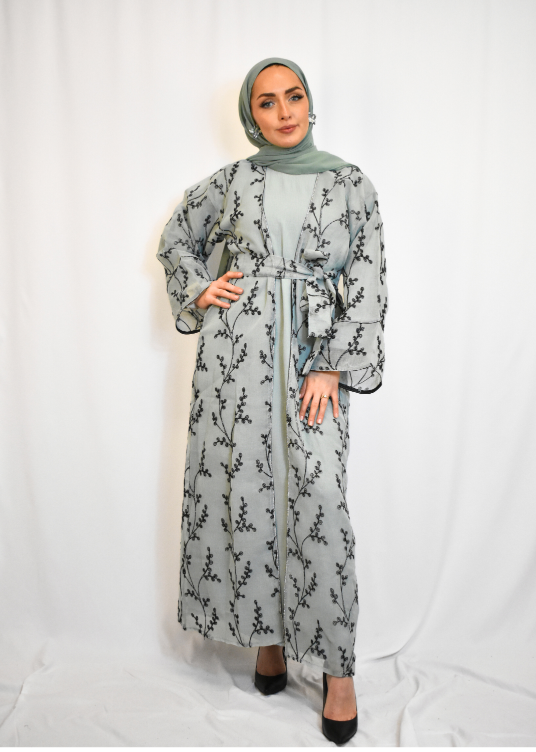 Green Bloom Abaya -bestickt