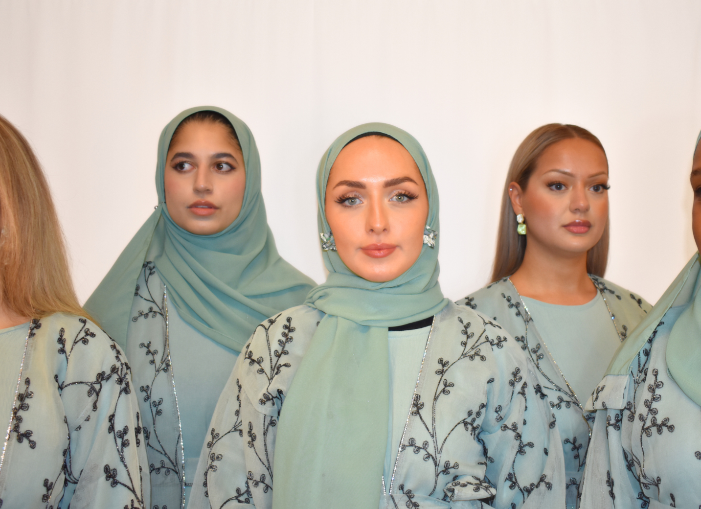 Green Bloom Abaya -bestickt